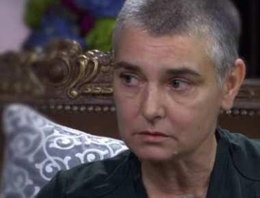 Σοκάρει η Sinead O' Connor: Η μητέρα μου με έβαζε να ξαπλώνω γυμνή και με χτυπούσε στα γεννητικά μου όργανα (βίντεο)